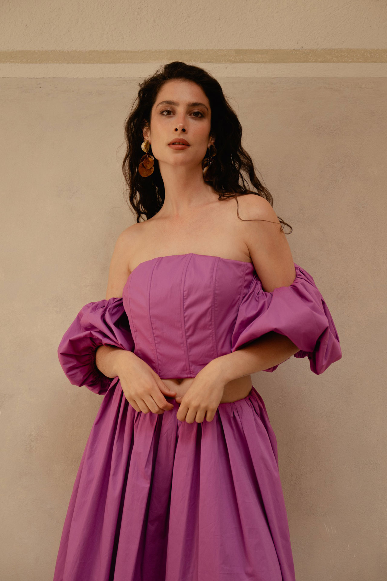 Myastreet è il brand italiano di riferimento per l’abbigliamento femminile all’ingrosso, progettato per la donna dinamica che cerca un equilibrio perfetto tra eleganza e funzionalità. La collezione spazia dai blazer sartoriali alla maglieria elegante, offrendo un total look versatile e raffinato. Showroommilano distribuisce Myastreet in Lombardia, garantendo ai retailer una proposta moda di alta qualità, capace di fondere tradizione e modernità con una vestibilità impeccabile. Grazie alla nostra logistica in Lombardia, offriamo il servizio di consegna immediata su tutta la linea Myastreet, permettendo ai punti vendita di aggiornare costantemente l’assortimento con capi contemporanei e pronti per la vendita.