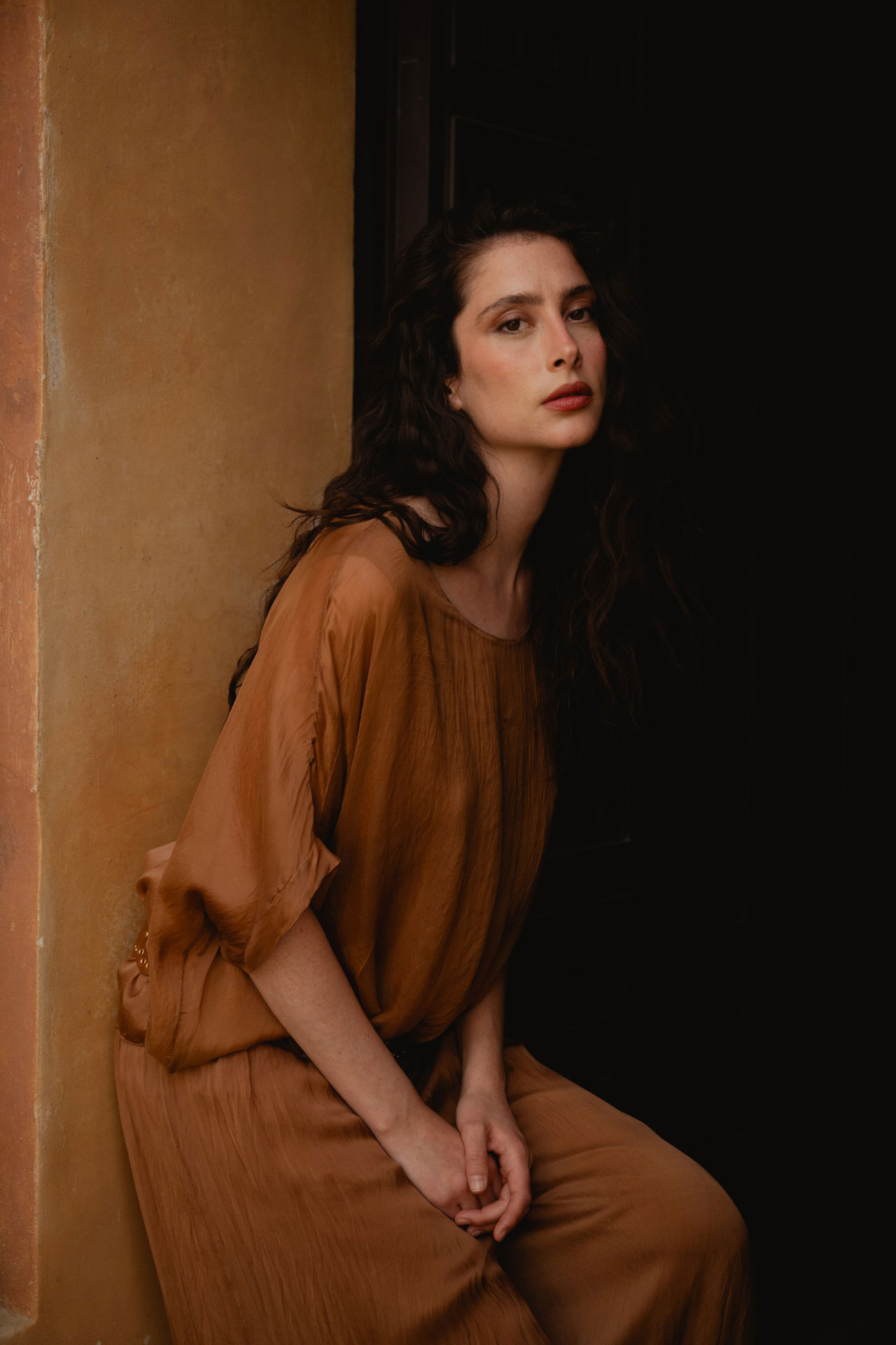 Myastreet è il brand italiano di riferimento per l’abbigliamento femminile all’ingrosso, progettato per la donna dinamica che cerca un equilibrio perfetto tra eleganza e funzionalità. La collezione spazia dai blazer sartoriali alla maglieria elegante, offrendo un total look versatile e raffinato. Showroommilano distribuisce Myastreet in Lombardia, garantendo ai retailer una proposta moda di alta qualità, capace di fondere tradizione e modernità con una vestibilità impeccabile. Grazie alla nostra logistica in Lombardia, offriamo il servizio di consegna immediata su tutta la linea Myastreet, permettendo ai punti vendita di aggiornare costantemente l’assortimento con capi contemporanei e pronti per la vendita.