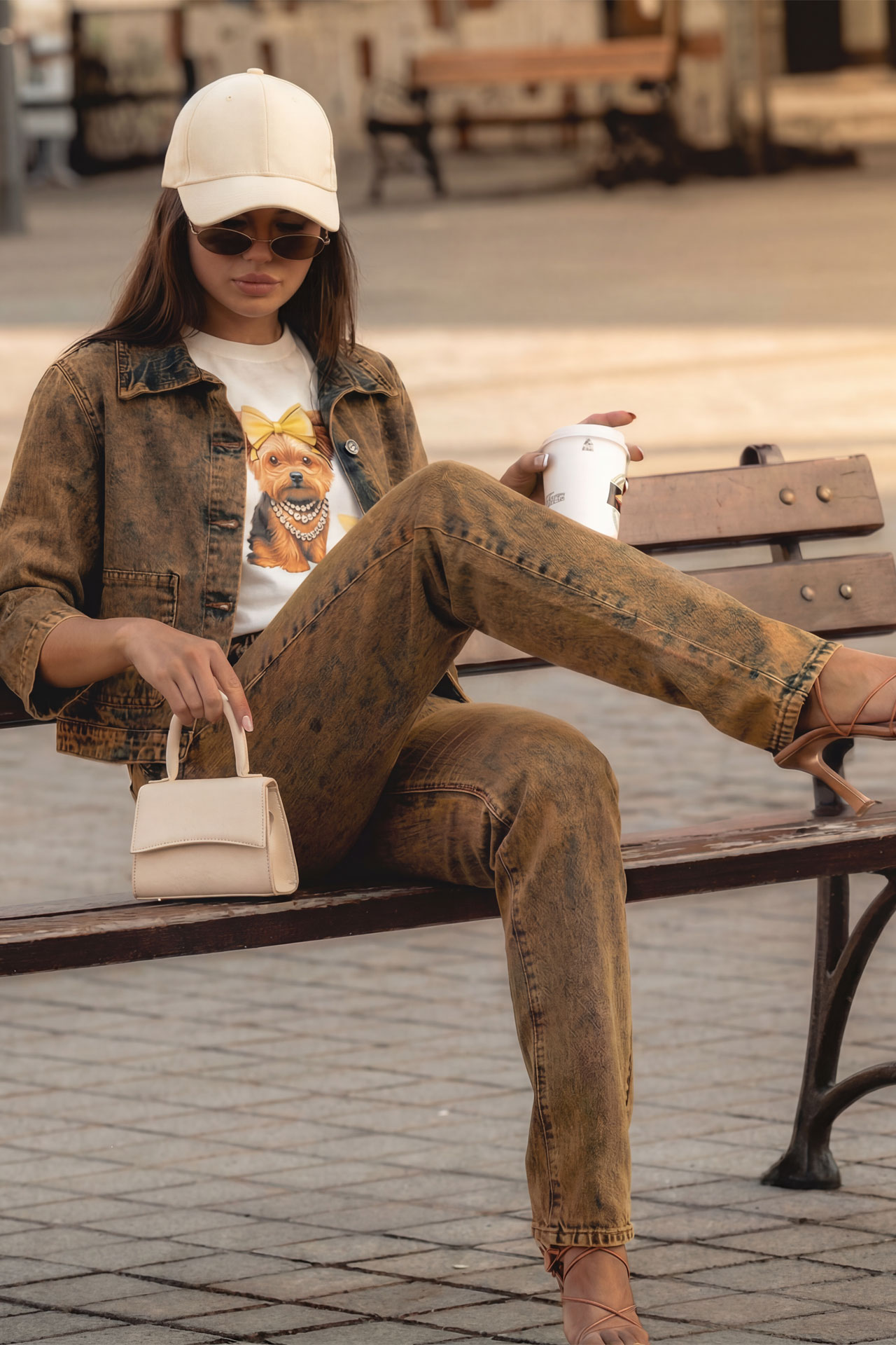 No-Nà è il nuovo brand lanciato da Siste’s per rispondere con velocità e stile alle costanti evoluzioni del mercato della moda. Guidato dalla pluriennale esperienza della famiglia Sbrighi, No-Nà propone un total look Made in Italy dal carattere cosmopolita e originale, pensato per una donna che desidera seguire i trend del momento senza rinunciare alla propria femminilità. Showroommilano è partner ufficiale per la distribuzione di No-Nà in Lombardia, offrendo ai retailer l’opportunità di inserire in negozio un marchio in continua ascesa. Grazie al nostro servizio di consegna immediata in Lombardia, garantiamo ai punti vendita un accesso rapido alle ultime novità del brand, coniugando la qualità manifatturiera italiana alla massima reattività commerciale.