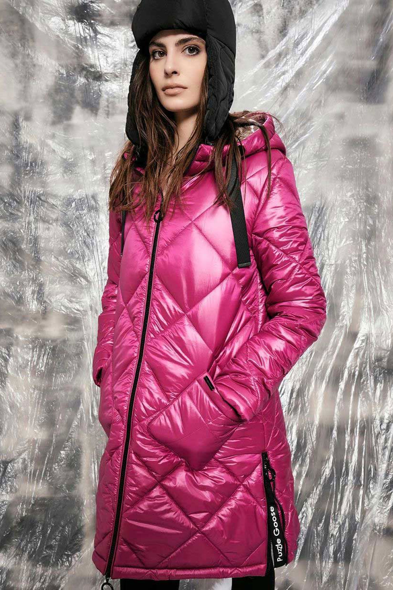 Puzzle Goose è il brand di piumini urban-wear nato da una ricerca estetica globale per unire eleganza tecnica e design contemporaneo. Pensato per l’utility metropolitano e il tempo libero, ogni capo si distingue per linee pulite, colori decisi e accostamenti inaspettati con stampe ricercate. L’utilizzo di materiali ecologici e all’avanguardia riflette una visione del mondo sostenibile, senza rinunciare alla storia e al sapore delle cose vissute. Showroommilano seleziona Puzzle Goose per offrire ai retailer della Lombardia un capospalla iconico e tecnologico. Grazie alla nostra struttura logistica in Lombardia, garantiamo il servizio di consegna immediata, permettendo ai punti vendita di rispondere velocemente alle esigenze della stagione invernale con un prodotto di alta gamma.