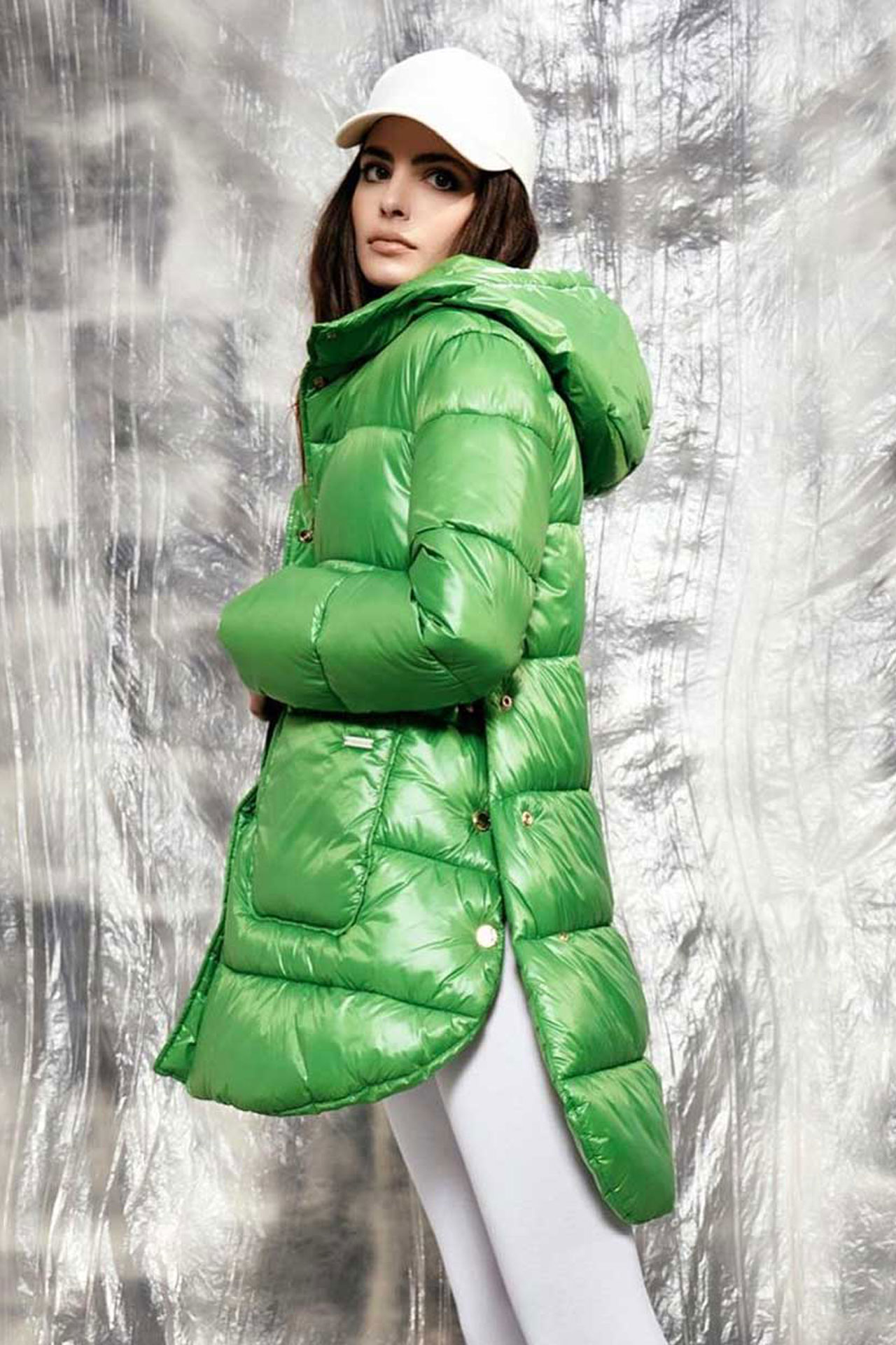 Puzzle Goose è il brand di piumini urban-wear nato da una ricerca estetica globale per unire eleganza tecnica e design contemporaneo. Pensato per l’utility metropolitano e il tempo libero, ogni capo si distingue per linee pulite, colori decisi e accostamenti inaspettati con stampe ricercate. L’utilizzo di materiali ecologici e all’avanguardia riflette una visione del mondo sostenibile, senza rinunciare alla storia e al sapore delle cose vissute. Showroommilano seleziona Puzzle Goose per offrire ai retailer della Lombardia un capospalla iconico e tecnologico. Grazie alla nostra struttura logistica in Lombardia, garantiamo il servizio di consegna immediata, permettendo ai punti vendita di rispondere velocemente alle esigenze della stagione invernale con un prodotto di alta gamma.