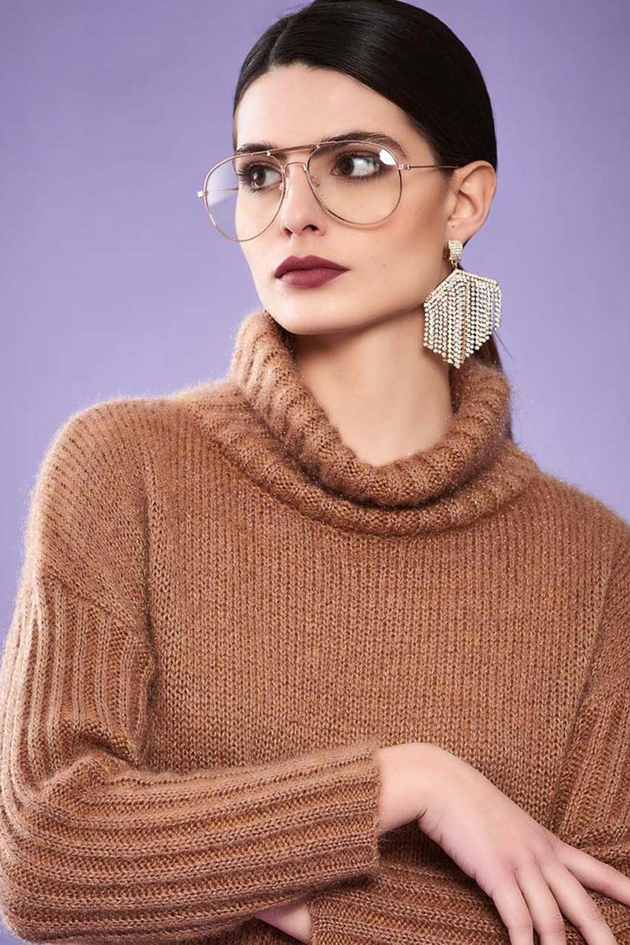 T by Me ridefinisce il concetto di maglieria invernale con una collezione decisa, dove ogni capo è reso esclusivo da dettagli ricercati e mai banali. Il brand si distingue per la capacità di trasformare la maglia in un oggetto di design tridimensionale, grazie a stampe impreziosite da applicazioni di brillii, paillettes e borchie. Con vestibilità che spaziano dallo slim all’over, ogni modello è studiato per esaltare la silhouette femminile in ogni occasione speciale. Showroommilano distribuisce T by Me in Lombardia, offrendo ai retailer una maglieria di forte impatto visivo e sobrietà elegante. Grazie al nostro servizio di consegna immediata in Lombardia, garantiamo ai punti vendita un riassortimento veloce su capi esclusivi che rappresentano il cuore pulsante di ogni guardaroba invernale contemporaneo.