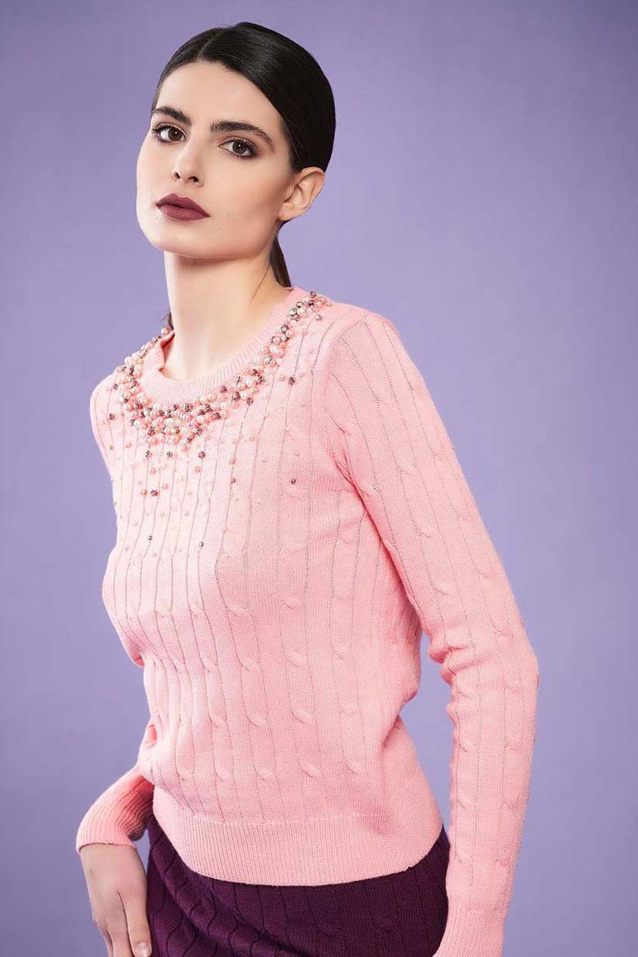 T by Me ridefinisce il concetto di maglieria invernale con una collezione decisa, dove ogni capo è reso esclusivo da dettagli ricercati e mai banali. Il brand si distingue per la capacità di trasformare la maglia in un oggetto di design tridimensionale, grazie a stampe impreziosite da applicazioni di brillii, paillettes e borchie. Con vestibilità che spaziano dallo slim all’over, ogni modello è studiato per esaltare la silhouette femminile in ogni occasione speciale. Showroommilano distribuisce T by Me in Lombardia, offrendo ai retailer una maglieria di forte impatto visivo e sobrietà elegante. Grazie al nostro servizio di consegna immediata in Lombardia, garantiamo ai punti vendita un riassortimento veloce su capi esclusivi che rappresentano il cuore pulsante di ogni guardaroba invernale contemporaneo.