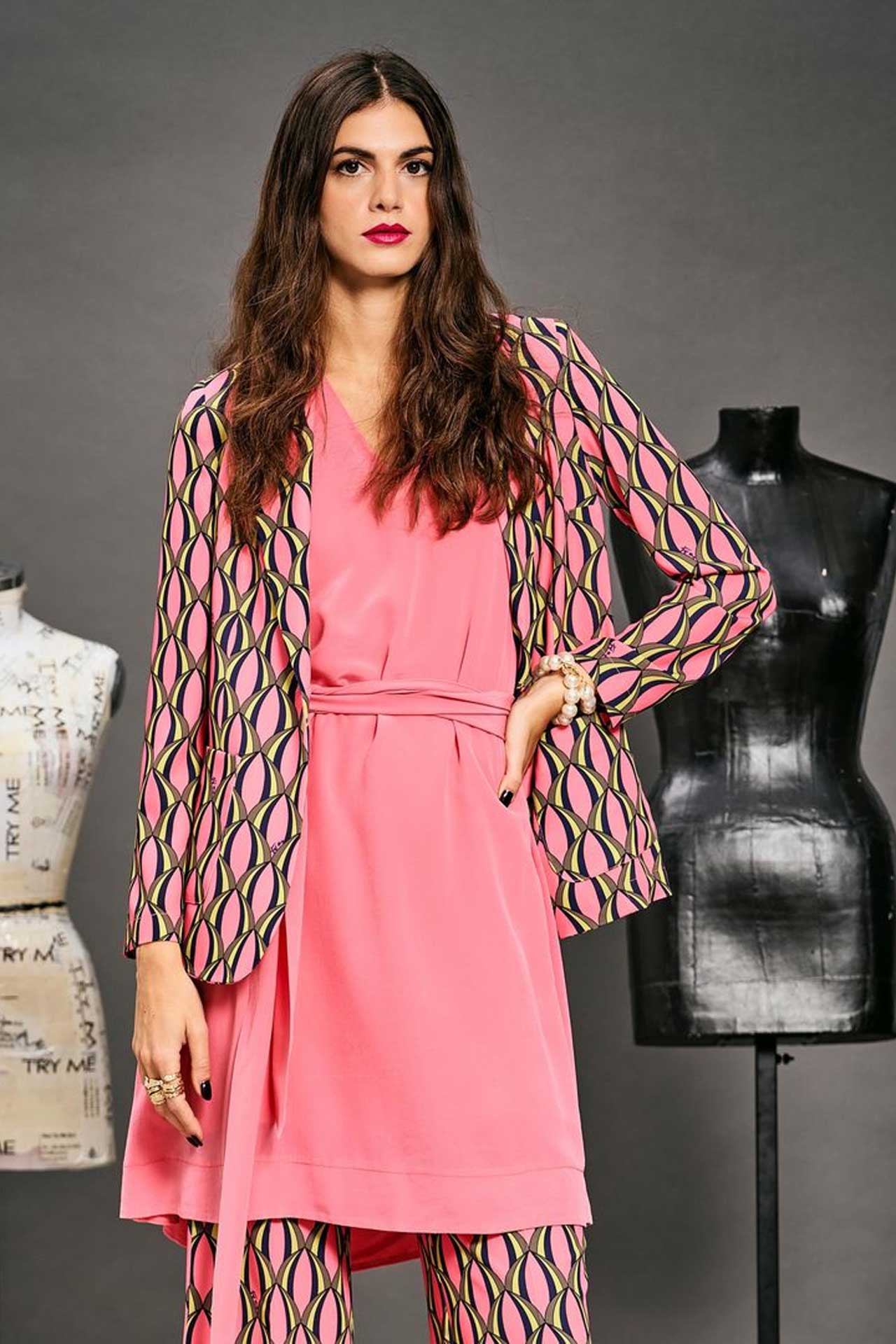 Try Me porta l’inimitabile eleganza di Firenze nel cuore della moda contemporanea. Con oltre trent’anni di esperienza manifatturiera, il brand è l’emblema del 100% Made in Italy, offrendo collezioni che raggiungono il perfetto equilibrio tra estetica sofisticata e funzionalità quotidiana. Specializzato in pantaloni e giacche dalla vestibilità impeccabile, Try Me utilizza tessuti tecnici e pregiati per valorizzare la silhouette femminile con volumi sempre aggiornati ai trend del momento. Showroommilano distribuisce Try Me in tutta la Lombardia, garantendo ai retailer un prodotto affidabile e di alto posizionamento. Grazie alla nostra logistica capillare, le collezioni Try Me sono disponibili con servizio di consegna immediata, offrendo ai punti vendita la sicurezza di un riassortimento veloce per un brand che vanta un altissimo tasso di fidelizzazione.
