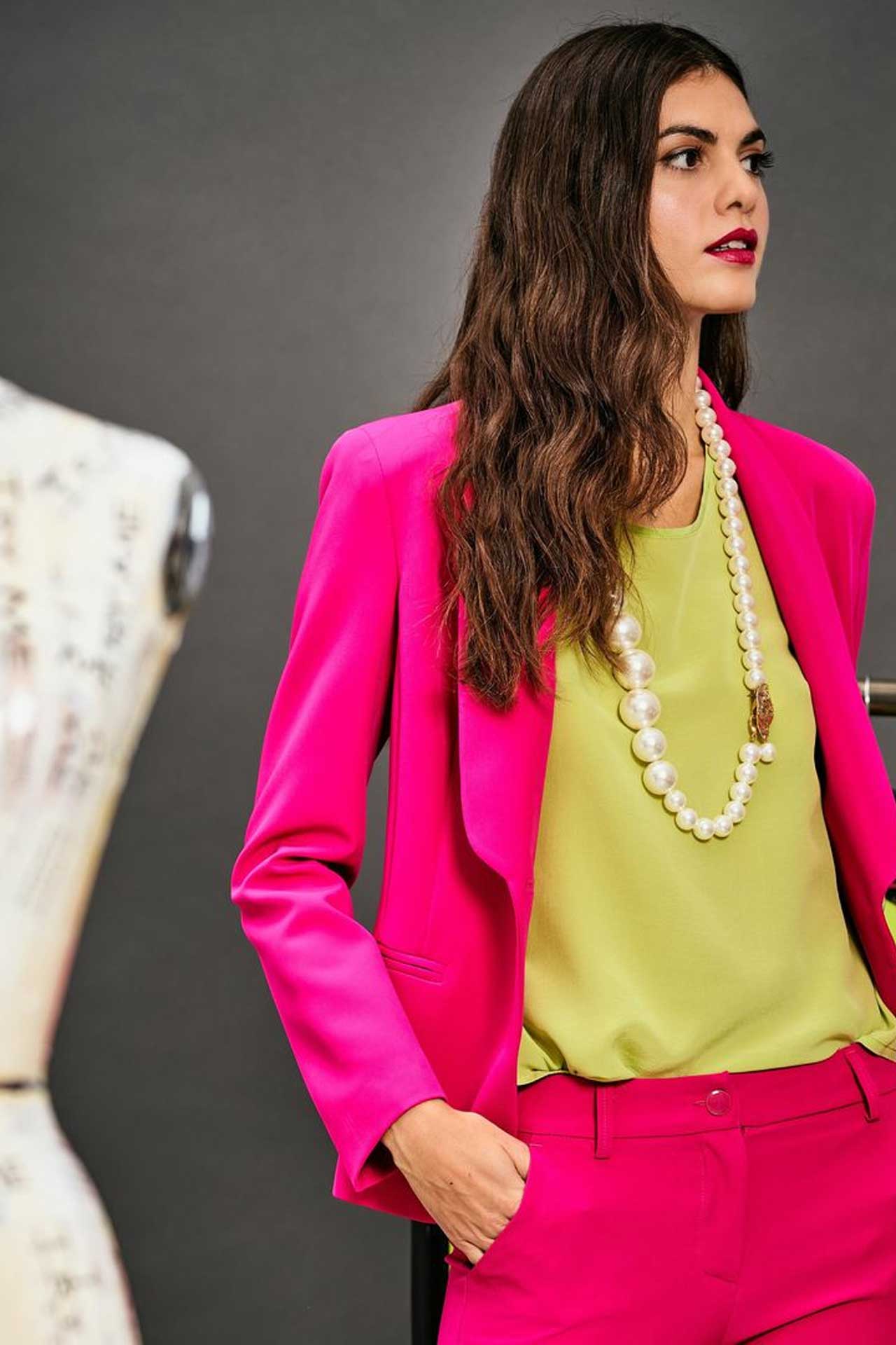 Try Me porta l’inimitabile eleganza di Firenze nel cuore della moda contemporanea. Con oltre trent’anni di esperienza manifatturiera, il brand è l’emblema del 100% Made in Italy, offrendo collezioni che raggiungono il perfetto equilibrio tra estetica sofisticata e funzionalità quotidiana. Specializzato in pantaloni e giacche dalla vestibilità impeccabile, Try Me utilizza tessuti tecnici e pregiati per valorizzare la silhouette femminile con volumi sempre aggiornati ai trend del momento. Showroommilano distribuisce Try Me in tutta la Lombardia, garantendo ai retailer un prodotto affidabile e di alto posizionamento. Grazie alla nostra logistica capillare, le collezioni Try Me sono disponibili con servizio di consegna immediata, offrendo ai punti vendita la sicurezza di un riassortimento veloce per un brand che vanta un altissimo tasso di fidelizzazione.