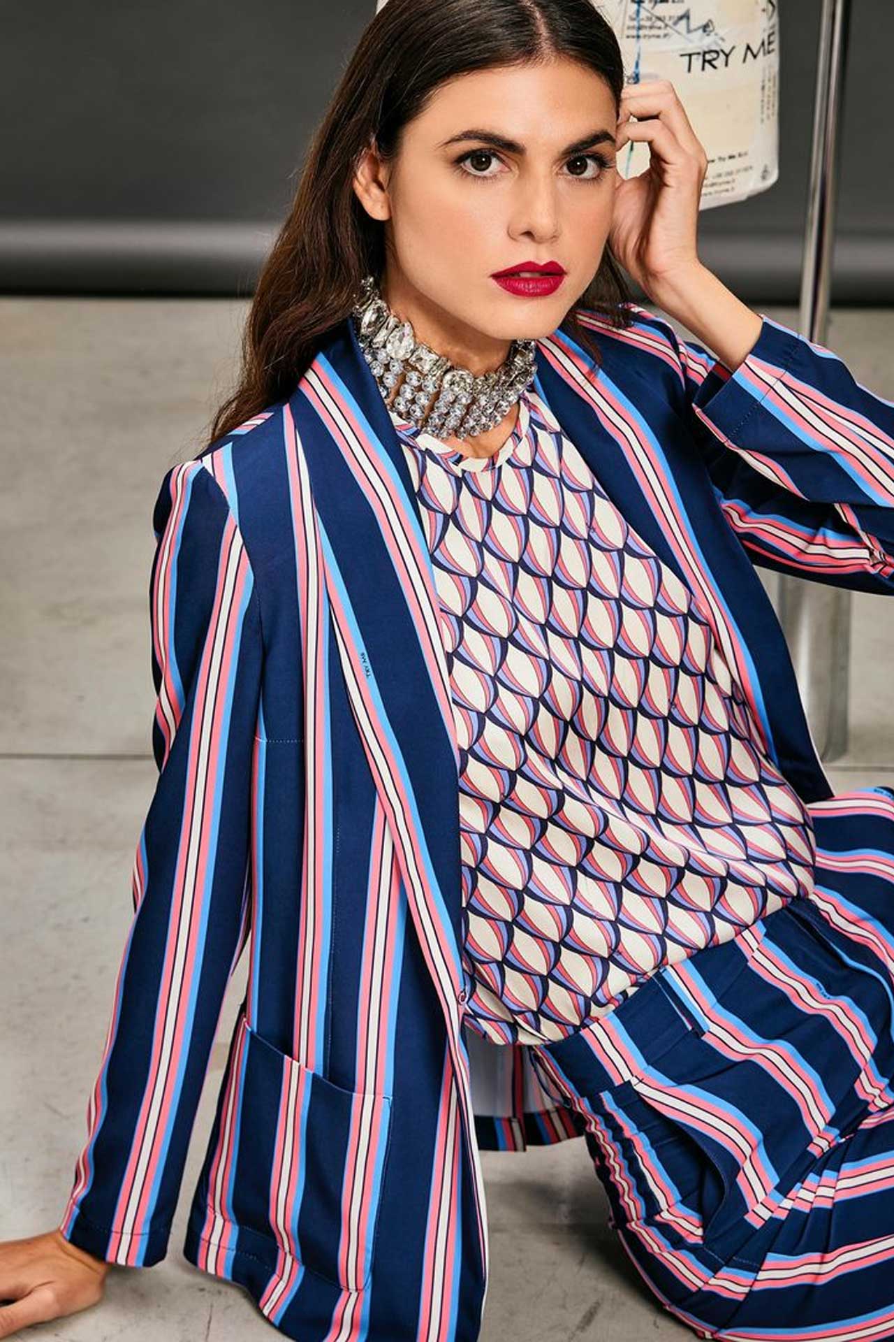 Try Me porta l’inimitabile eleganza di Firenze nel cuore della moda contemporanea. Con oltre trent’anni di esperienza manifatturiera, il brand è l’emblema del 100% Made in Italy, offrendo collezioni che raggiungono il perfetto equilibrio tra estetica sofisticata e funzionalità quotidiana. Specializzato in pantaloni e giacche dalla vestibilità impeccabile, Try Me utilizza tessuti tecnici e pregiati per valorizzare la silhouette femminile con volumi sempre aggiornati ai trend del momento. Showroommilano distribuisce Try Me in tutta la Lombardia, garantendo ai retailer un prodotto affidabile e di alto posizionamento. Grazie alla nostra logistica capillare, le collezioni Try Me sono disponibili con servizio di consegna immediata, offrendo ai punti vendita la sicurezza di un riassortimento veloce per un brand che vanta un altissimo tasso di fidelizzazione.