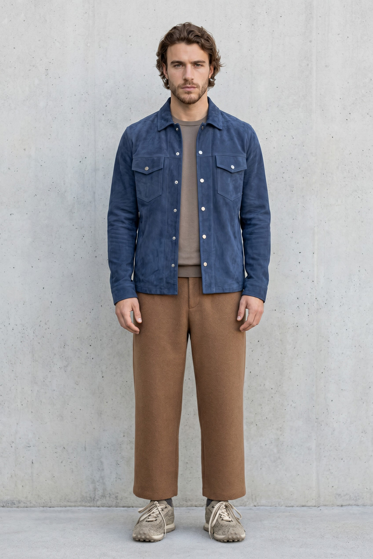 Giubbo è l'eccellenza della pelletteria italiana che affonda le sue radici nello storico distretto conciario di Solofra. Il brand unisce la qualità superiore dei pellami italiani a una produzione sartoriale interamente realizzata in Italia, garantendo capi unici e durevoli. Ogni creazione è il risultato di un lavoro artigianale meticoloso, curato dal team di GQuadro S.r.l, professionisti che da oltre 50 anni rappresentano uno standard di qualità nel settore. Showroommilano propone la linea uomo Giubbo ai retailer della Lombardia, con giubbotti e capispalla in vera pelle che uniscono rigore sartoriale e carattere maschile. Grazie alla nostra logistica in Lombardia, i capi Giubbo uomo sono disponibili con servizio di consegna immediata, permettendo ai punti vendita di inserire in campionario l'autentica eccellenza artigianale italiana con rapidità.