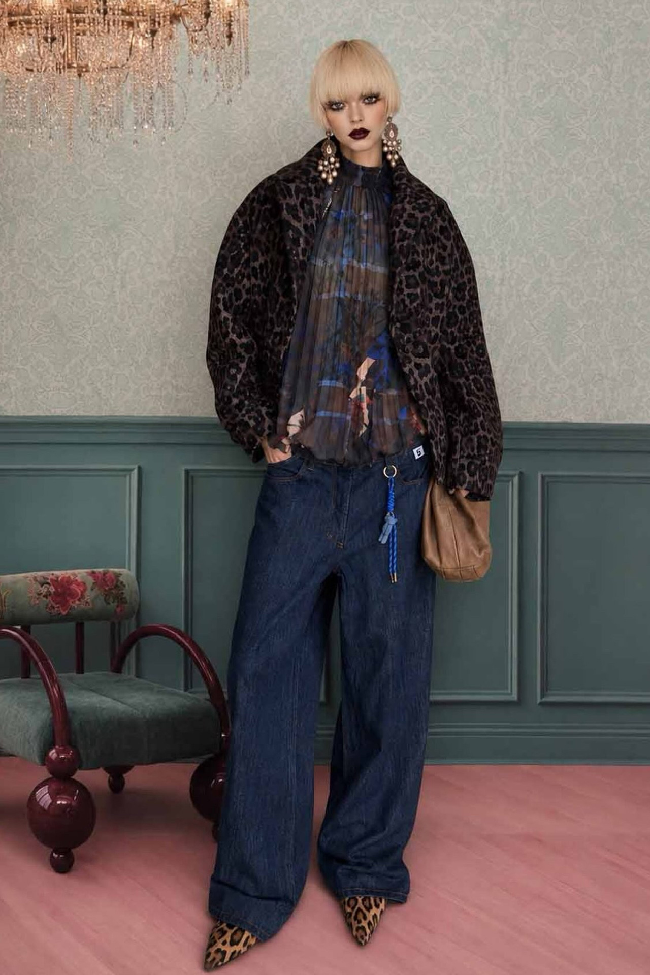 Il Thè delle 5 è puro divertimento, colore e fantasie stravaganti per la donna che ama giocare con la moda e distinguersi. La collezione invernale punta su cappotti dalla vestibilità impeccabile e fodere personalizzate, mentre l’estiva esplora stampe esclusive su abiti dai tagli versatili, perfetti per cerimonie, lavoro o tempo libero. Showroommilano porta l’allegria di questo brand unico in Lombardia, offrendo ai retailer capi originali che fondono grafiche sorprendenti e massimo comfort. Tutte le collezioni Il Thè delle 5 sono disponibili in tutta la Lombardia con servizio di consegna immediata, per garantire ai punti vendita un assortimento sempre fresco, unico e di rapida rotazione.