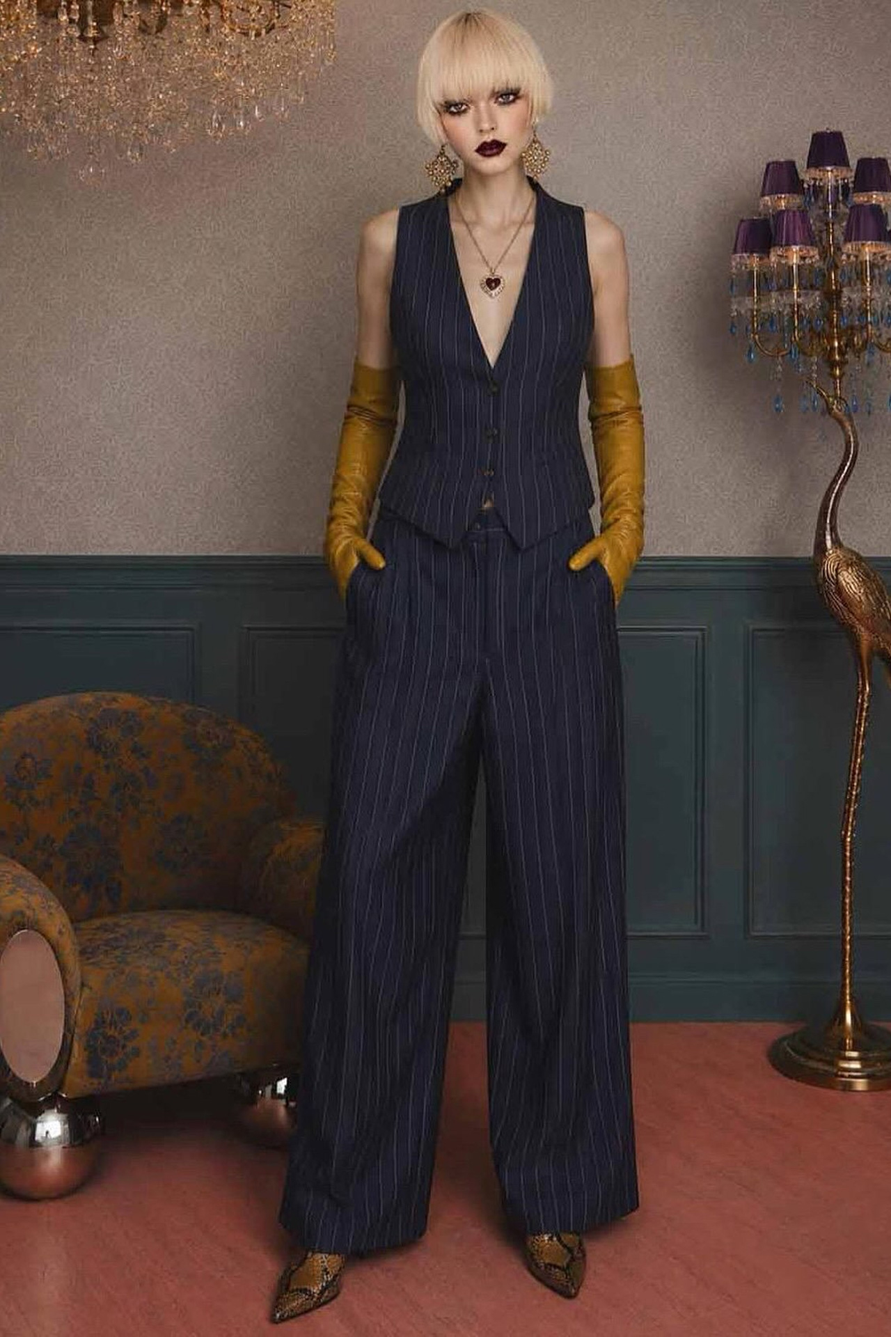 Il Thè delle 5 è puro divertimento, colore e fantasie stravaganti per la donna che ama giocare con la moda e distinguersi. La collezione invernale punta su cappotti dalla vestibilità impeccabile e fodere personalizzate, mentre l’estiva esplora stampe esclusive su abiti dai tagli versatili, perfetti per cerimonie, lavoro o tempo libero. Showroommilano porta l’allegria di questo brand unico in Lombardia, offrendo ai retailer capi originali che fondono grafiche sorprendenti e massimo comfort. Tutte le collezioni Il Thè delle 5 sono disponibili in tutta la Lombardia con servizio di consegna immediata, per garantire ai punti vendita un assortimento sempre fresco, unico e di rapida rotazione.