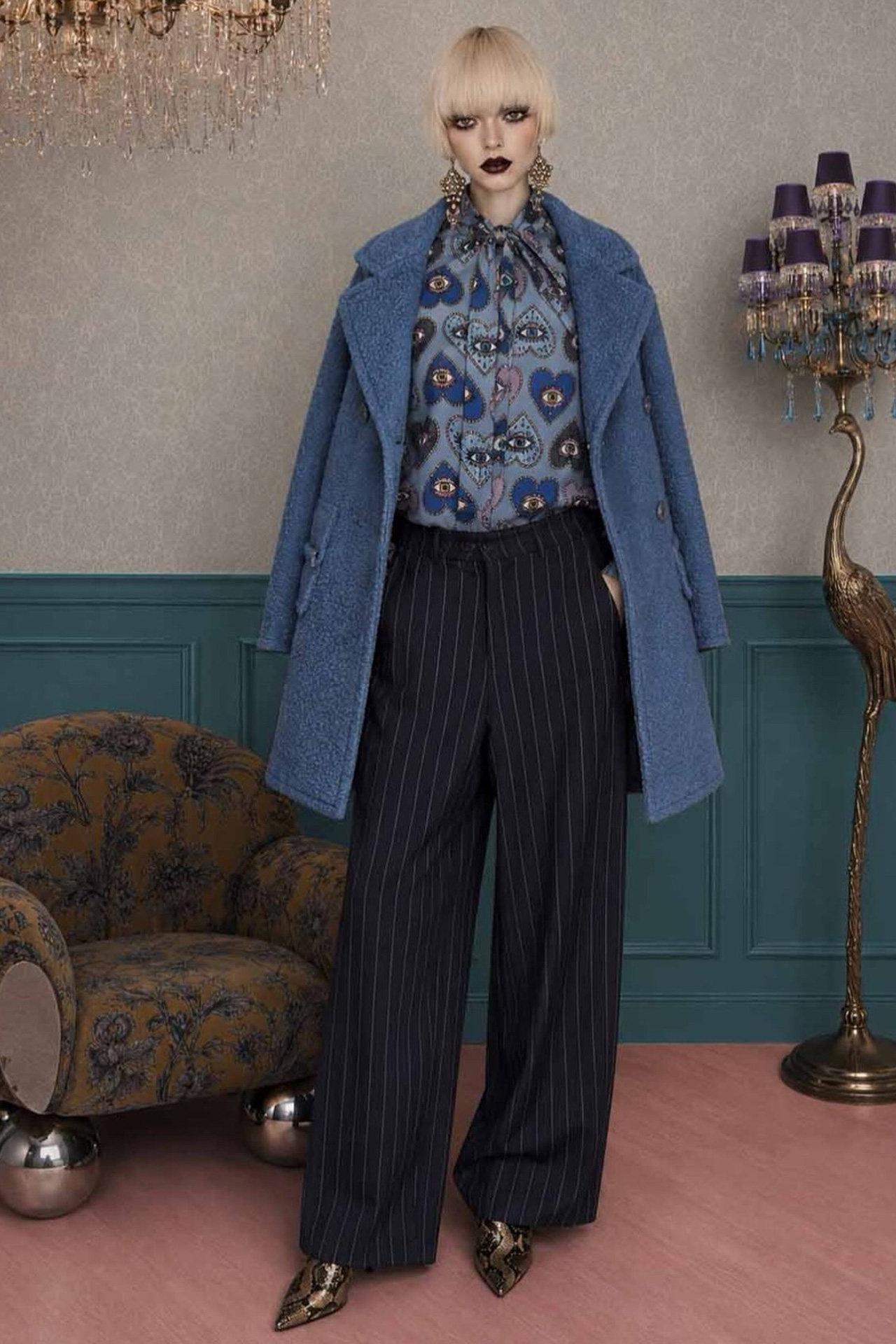 Il Thè delle 5 è puro divertimento, colore e fantasie stravaganti per la donna che ama giocare con la moda e distinguersi. La collezione invernale punta su cappotti dalla vestibilità impeccabile e fodere personalizzate, mentre l’estiva esplora stampe esclusive su abiti dai tagli versatili, perfetti per cerimonie, lavoro o tempo libero. Showroommilano porta l’allegria di questo brand unico in Lombardia, offrendo ai retailer capi originali che fondono grafiche sorprendenti e massimo comfort. Tutte le collezioni Il Thè delle 5 sono disponibili in tutta la Lombardia con servizio di consegna immediata, per garantire ai punti vendita un assortimento sempre fresco, unico e di rapida rotazione.