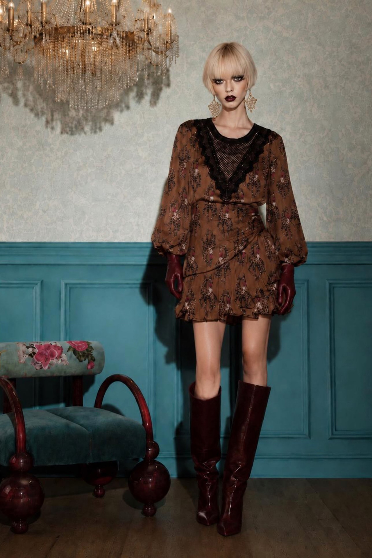 Il Thè delle 5 è puro divertimento, colore e fantasie stravaganti per la donna che ama giocare con la moda e distinguersi. La collezione invernale punta su cappotti dalla vestibilità impeccabile e fodere personalizzate, mentre l’estiva esplora stampe esclusive su abiti dai tagli versatili, perfetti per cerimonie, lavoro o tempo libero. Showroommilano porta l’allegria di questo brand unico in Lombardia, offrendo ai retailer capi originali che fondono grafiche sorprendenti e massimo comfort. Tutte le collezioni Il Thè delle 5 sono disponibili in tutta la Lombardia con servizio di consegna immediata, per garantire ai punti vendita un assortimento sempre fresco, unico e di rapida rotazione.