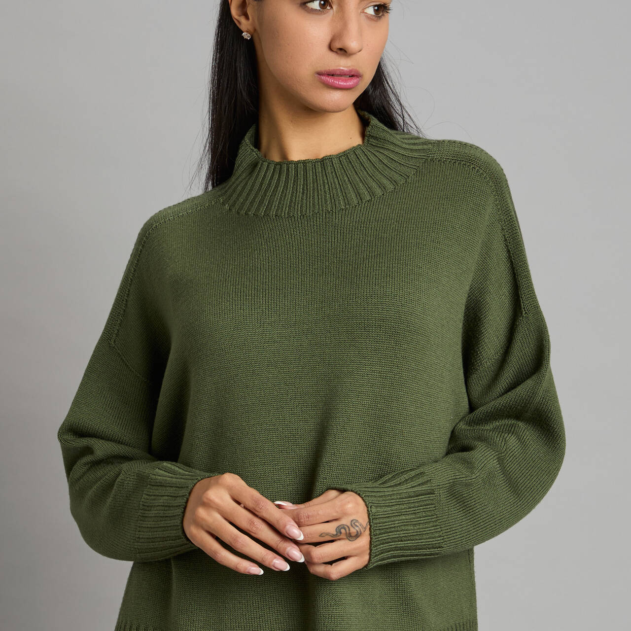 Dal 1981, l'azienda Grandi Francesco firma Close Cashmere, marchio di maglieria di alta gamma nato a Carpi, cuore storico della manifattura italiana. Il brand custodisce la nostra identità più profonda, fondata sull'impiego di filati puri e pregiati — come il cashmere 100%, la lana merino extrafine e la viscosa italiana — lavorati coniugando sapienza artigianale e rigore produttivo. Ogni collezione, sia autunno/inverno che primavera/estate, esprime questa filosofia attraverso linee essenziali e dettagli originali, con taglie dalla S alla XL studiate per valorizzare la femminilità. Dietro ogni capo si nasconde la stessa cura che dedichiamo alla puntualità delle consegne: un valore fondamentale che, da oltre quarant'anni, consolida il legame di fiducia con i nostri clienti.