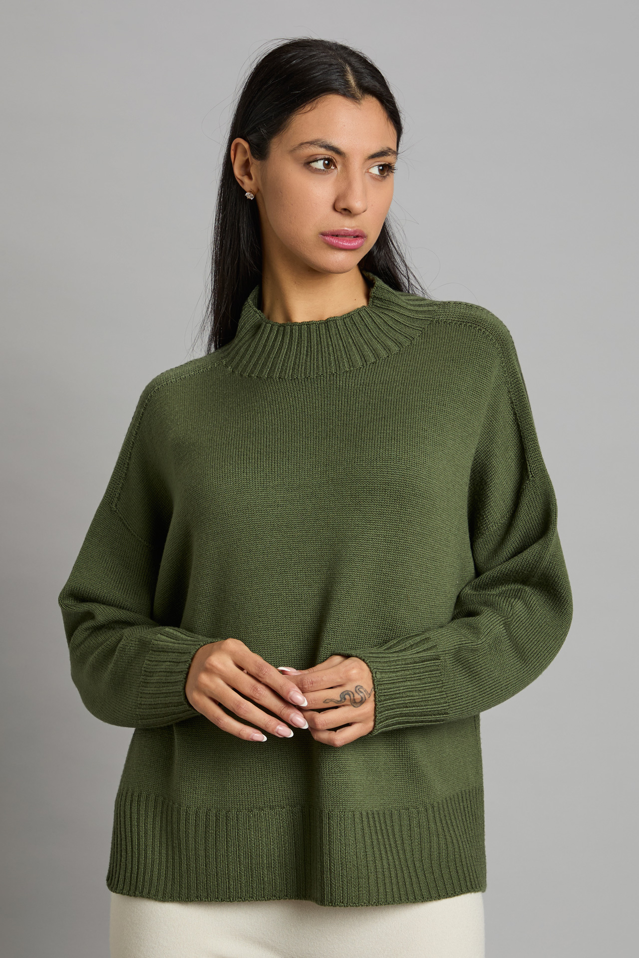 Close Cashmere è il marchio di maglieria di alta gamma firmato dal 1981 dall'azienda Grandi Francesco a Carpi, cuore storico della manifattura italiana. Il brand si distingue per l'impiego esclusivo di filati puri e pregiati — come il cashmere 100%, la lana merino extrafine e la viscosa italiana — lavorati unendo tradizione artigianale e rigore produttivo. Le collezioni, sviluppate per tutte le stagioni con un fit impeccabile (dalla S alla XL), esprimono linee essenziali e dettagli ricercati per valorizzare la silhouette femminile. Showroommilano distribuisce Close Cashmere ai punti vendita della Lombardia, affiancando all'eccellenza del prodotto la massima puntualità nelle consegne. Grazie al servizio di pronta consegna a Milano, i retailer possono contare su riassortimenti veloci e su un marchio di alta filatura che garantisce un altissimo tasso di fiducia e fidelizzazione.