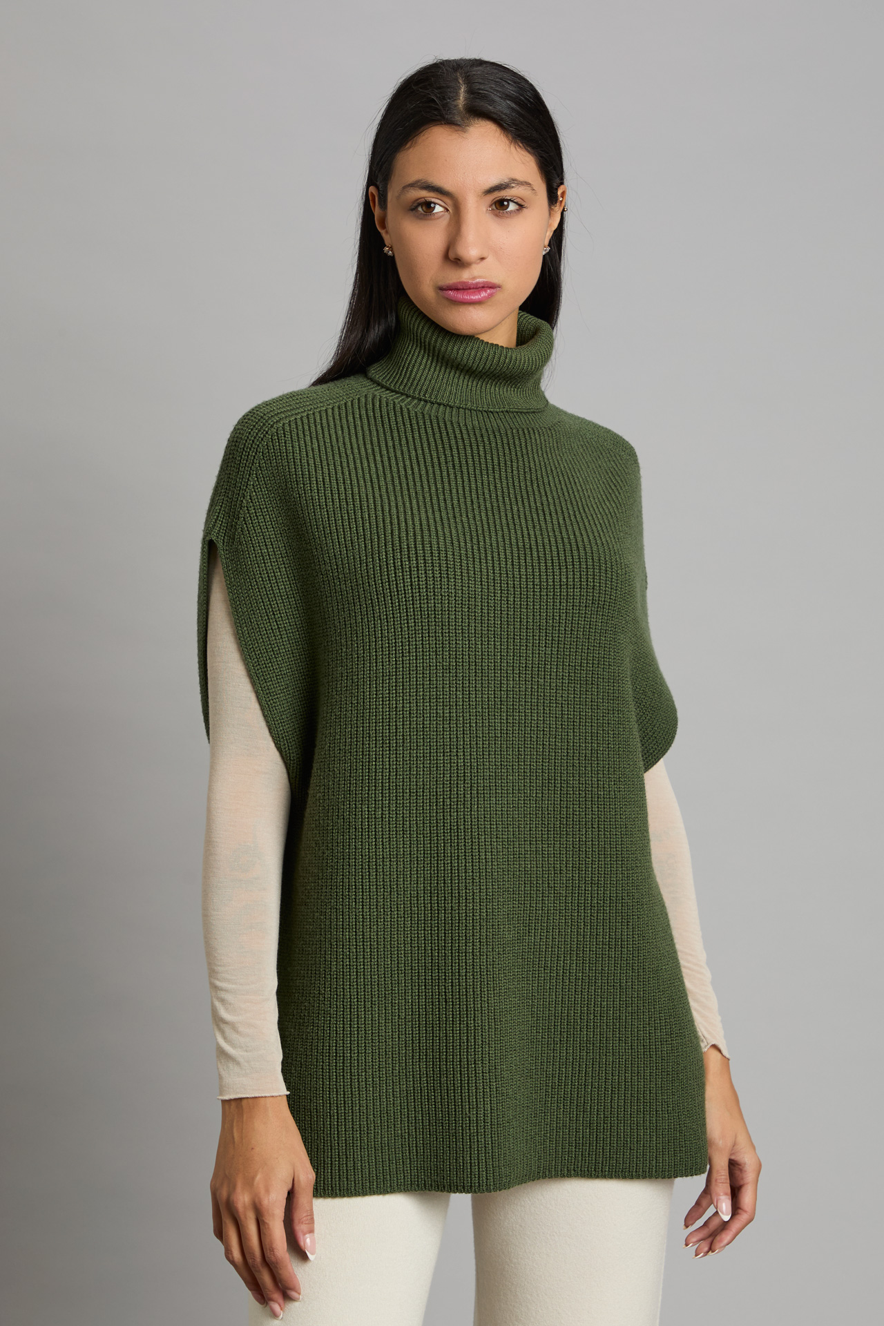 Close Cashmere è il marchio di maglieria di alta gamma firmato dal 1981 dall'azienda Grandi Francesco a Carpi, cuore storico della manifattura italiana. Il brand si distingue per l'impiego esclusivo di filati puri e pregiati — come il cashmere 100%, la lana merino extrafine e la viscosa italiana — lavorati unendo tradizione artigianale e rigore produttivo. Le collezioni, sviluppate per tutte le stagioni con un fit impeccabile (dalla S alla XL), esprimono linee essenziali e dettagli ricercati per valorizzare la silhouette femminile. Showroommilano distribuisce Close Cashmere ai punti vendita della Lombardia, affiancando all'eccellenza del prodotto la massima puntualità nelle consegne. Grazie al servizio di pronta consegna a Milano, i retailer possono contare su riassortimenti veloci e su un marchio di alta filatura che garantisce un altissimo tasso di fiducia e fidelizzazione.
