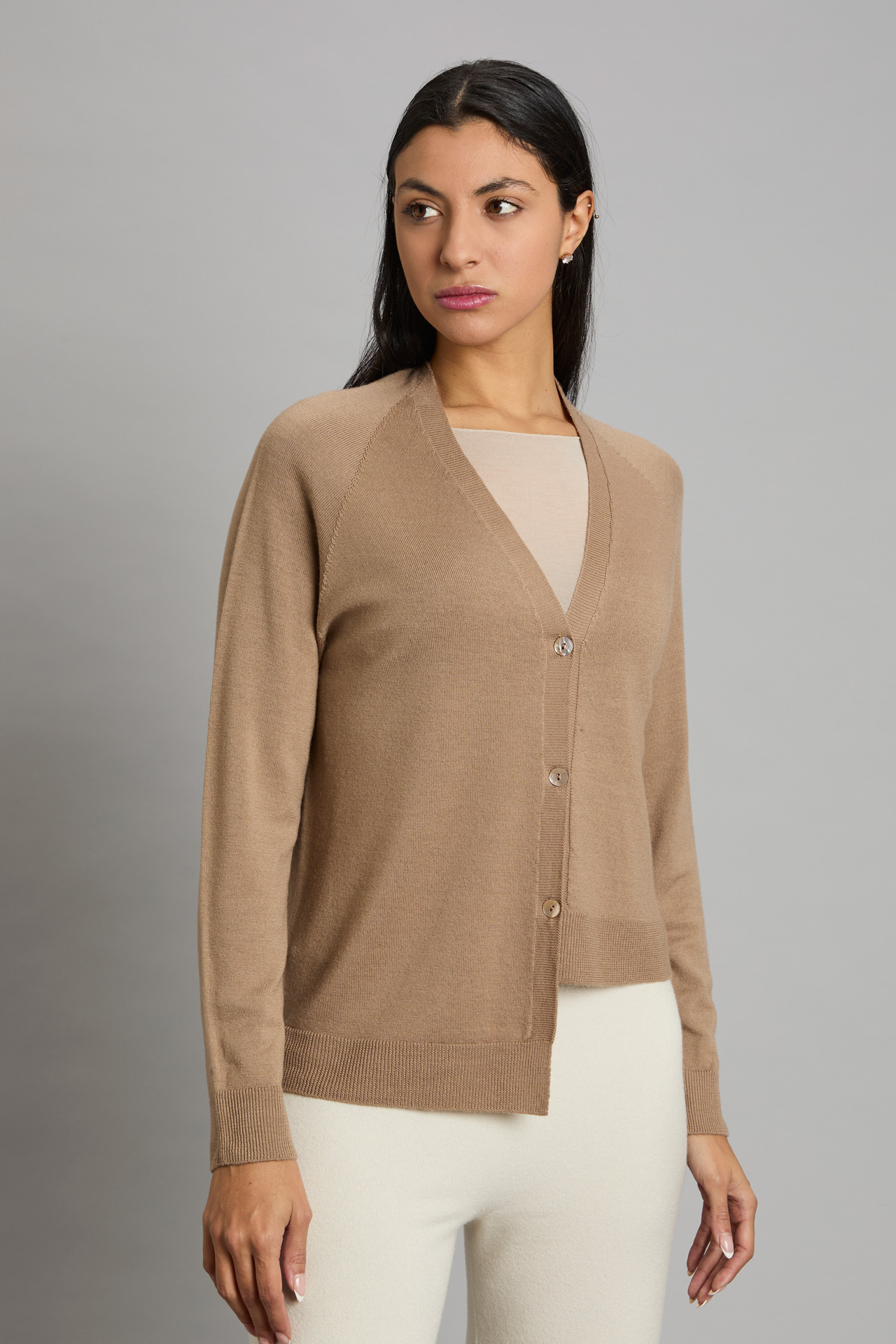 Close Cashmere è il marchio di maglieria di alta gamma firmato dal 1981 dall'azienda Grandi Francesco a Carpi, cuore storico della manifattura italiana. Il brand si distingue per l'impiego esclusivo di filati puri e pregiati — come il cashmere 100%, la lana merino extrafine e la viscosa italiana — lavorati unendo tradizione artigianale e rigore produttivo. Le collezioni, sviluppate per tutte le stagioni con un fit impeccabile (dalla S alla XL), esprimono linee essenziali e dettagli ricercati per valorizzare la silhouette femminile. Showroommilano distribuisce Close Cashmere ai punti vendita della Lombardia, affiancando all'eccellenza del prodotto la massima puntualità nelle consegne. Grazie al servizio di pronta consegna a Milano, i retailer possono contare su riassortimenti veloci e su un marchio di alta filatura che garantisce un altissimo tasso di fiducia e fidelizzazione.