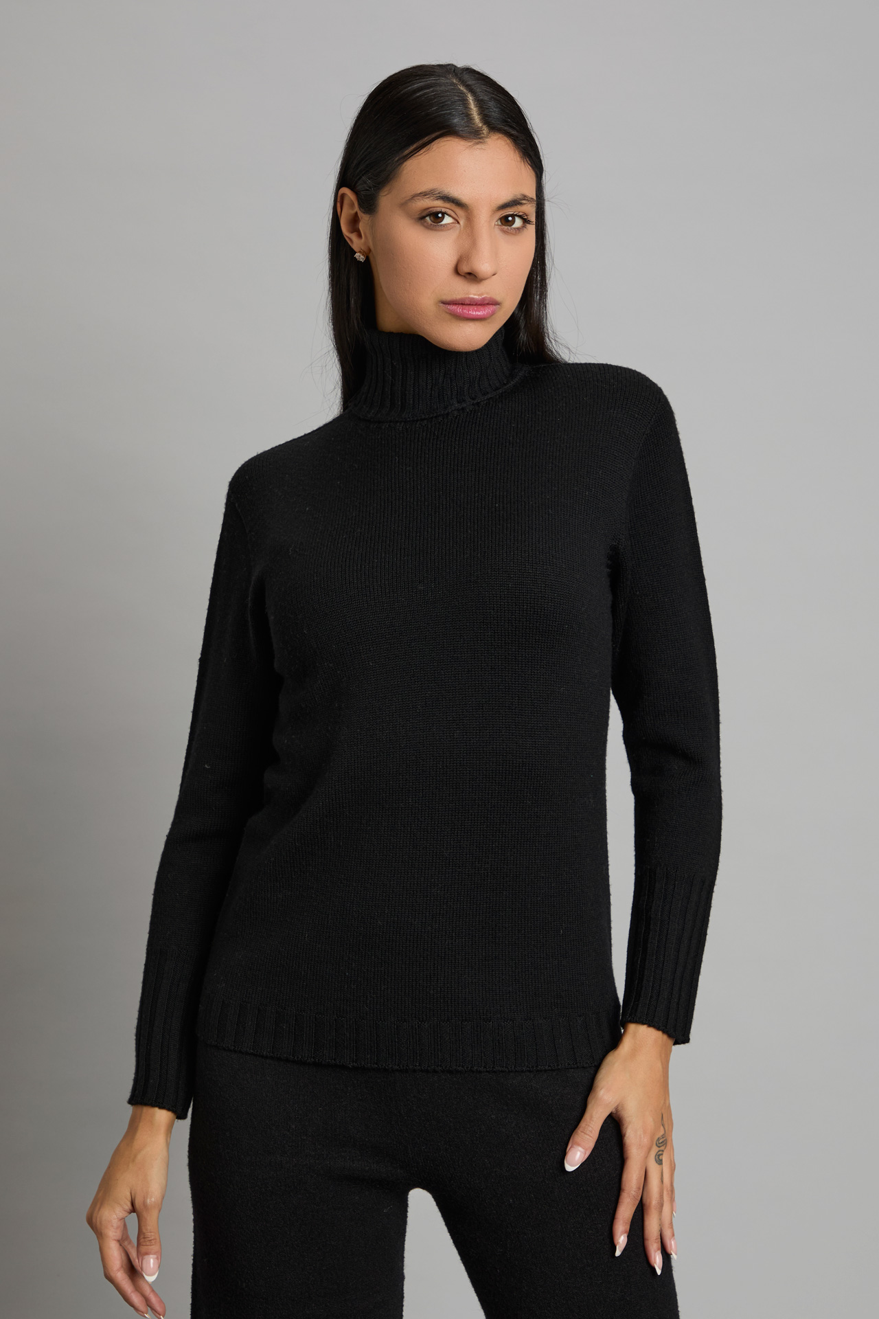 Close Cashmere è il marchio di maglieria di alta gamma firmato dal 1981 dall'azienda Grandi Francesco a Carpi, cuore storico della manifattura italiana. Il brand si distingue per l'impiego esclusivo di filati puri e pregiati — come il cashmere 100%, la lana merino extrafine e la viscosa italiana — lavorati unendo tradizione artigianale e rigore produttivo. Le collezioni, sviluppate per tutte le stagioni con un fit impeccabile (dalla S alla XL), esprimono linee essenziali e dettagli ricercati per valorizzare la silhouette femminile. Showroommilano distribuisce Close Cashmere ai punti vendita della Lombardia, affiancando all'eccellenza del prodotto la massima puntualità nelle consegne. Grazie al servizio di pronta consegna a Milano, i retailer possono contare su riassortimenti veloci e su un marchio di alta filatura che garantisce un altissimo tasso di fiducia e fidelizzazione.