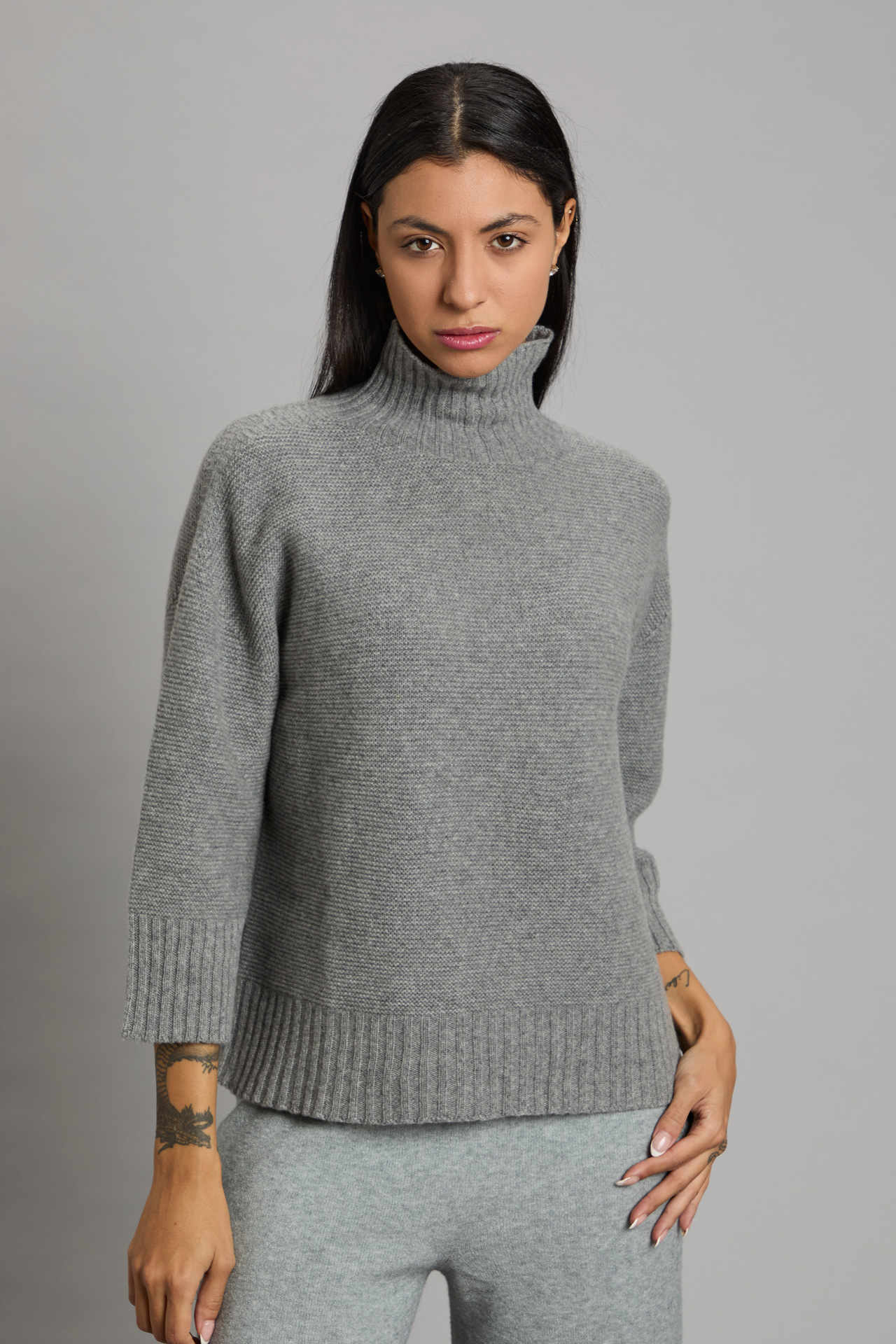 Close Cashmere è il marchio di maglieria di alta gamma firmato dal 1981 dall'azienda Grandi Francesco a Carpi, cuore storico della manifattura italiana. Il brand si distingue per l'impiego esclusivo di filati puri e pregiati — come il cashmere 100%, la lana merino extrafine e la viscosa italiana — lavorati unendo tradizione artigianale e rigore produttivo. Le collezioni, sviluppate per tutte le stagioni con un fit impeccabile (dalla S alla XL), esprimono linee essenziali e dettagli ricercati per valorizzare la silhouette femminile. Showroommilano distribuisce Close Cashmere ai punti vendita della Lombardia, affiancando all'eccellenza del prodotto la massima puntualità nelle consegne. Grazie al servizio di pronta consegna a Milano, i retailer possono contare su riassortimenti veloci e su un marchio di alta filatura che garantisce un altissimo tasso di fiducia e fidelizzazione.