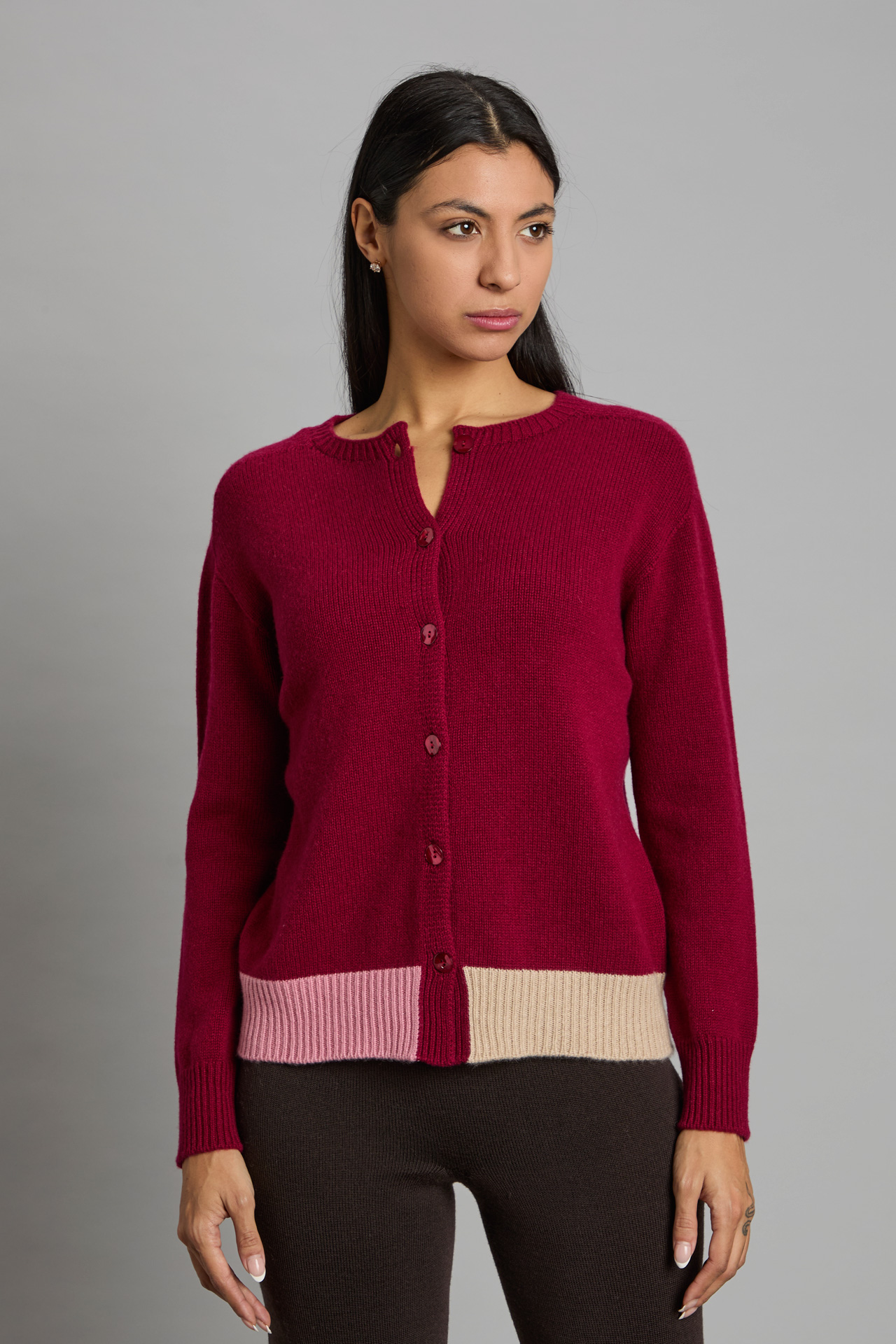 Close Cashmere è il marchio di maglieria di alta gamma firmato dal 1981 dall'azienda Grandi Francesco a Carpi, cuore storico della manifattura italiana. Il brand si distingue per l'impiego esclusivo di filati puri e pregiati — come il cashmere 100%, la lana merino extrafine e la viscosa italiana — lavorati unendo tradizione artigianale e rigore produttivo. Le collezioni, sviluppate per tutte le stagioni con un fit impeccabile (dalla S alla XL), esprimono linee essenziali e dettagli ricercati per valorizzare la silhouette femminile. Showroommilano distribuisce Close Cashmere ai punti vendita della Lombardia, affiancando all'eccellenza del prodotto la massima puntualità nelle consegne. Grazie al servizio di pronta consegna a Milano, i retailer possono contare su riassortimenti veloci e su un marchio di alta filatura che garantisce un altissimo tasso di fiducia e fidelizzazione.