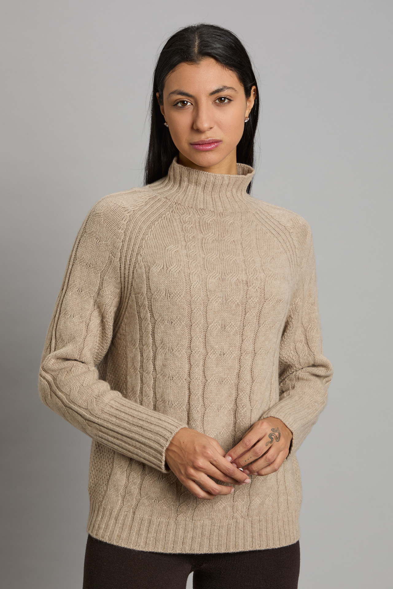 Close Cashmere è il marchio di maglieria di alta gamma firmato dal 1981 dall'azienda Grandi Francesco a Carpi, cuore storico della manifattura italiana. Il brand si distingue per l'impiego esclusivo di filati puri e pregiati — come il cashmere 100%, la lana merino extrafine e la viscosa italiana — lavorati unendo tradizione artigianale e rigore produttivo. Le collezioni, sviluppate per tutte le stagioni con un fit impeccabile (dalla S alla XL), esprimono linee essenziali e dettagli ricercati per valorizzare la silhouette femminile. Showroommilano distribuisce Close Cashmere ai punti vendita della Lombardia, affiancando all'eccellenza del prodotto la massima puntualità nelle consegne. Grazie al servizio di pronta consegna a Milano, i retailer possono contare su riassortimenti veloci e su un marchio di alta filatura che garantisce un altissimo tasso di fiducia e fidelizzazione.