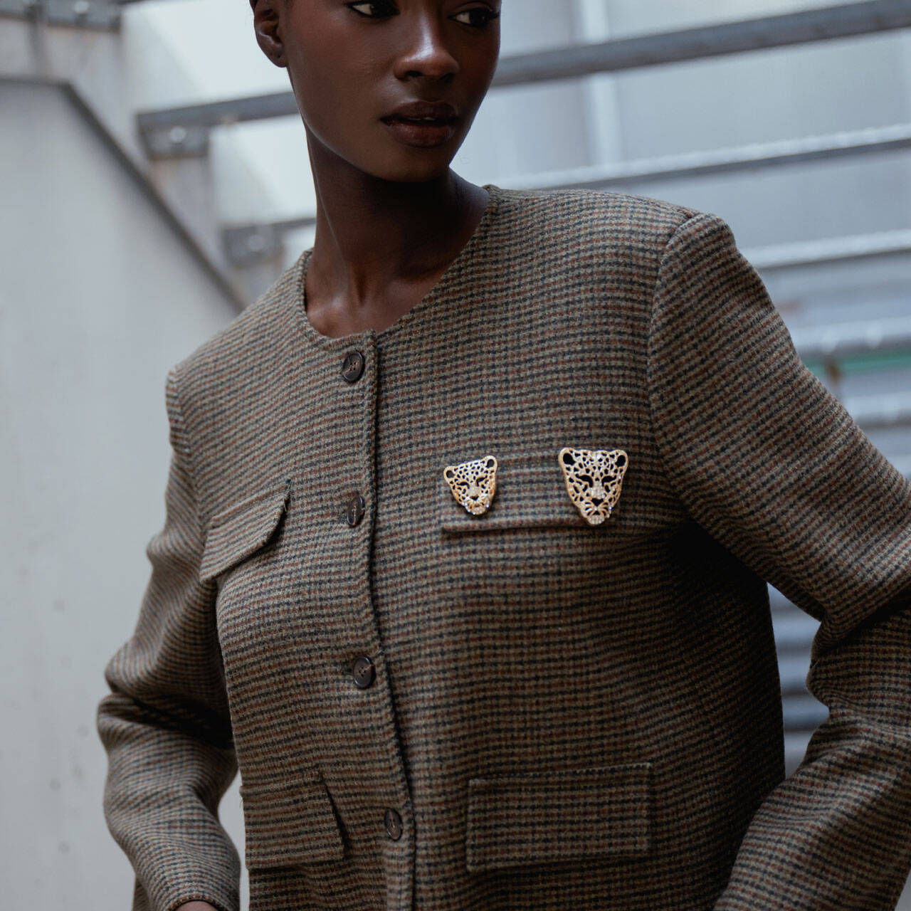 Myastreet è il brand italiano di riferimento per l’abbigliamento femminile all’ingrosso, progettato per la donna dinamica che cerca un equilibrio perfetto tra eleganza e funzionalità. La collezione spazia dai blazer sartoriali alla maglieria elegante, offrendo un total look versatile e raffinato. Showroommilano distribuisce Myastreet in Lombardia, garantendo ai retailer una proposta moda di alta qualità, capace di fondere tradizione e modernità con una vestibilità impeccabile. Grazie alla nostra logistica in Lombardia, offriamo il servizio di consegna immediata su tutta la linea Myastreet, permettendo ai punti vendita di aggiornare costantemente l’assortimento con capi contemporanei e pronti per la vendita.