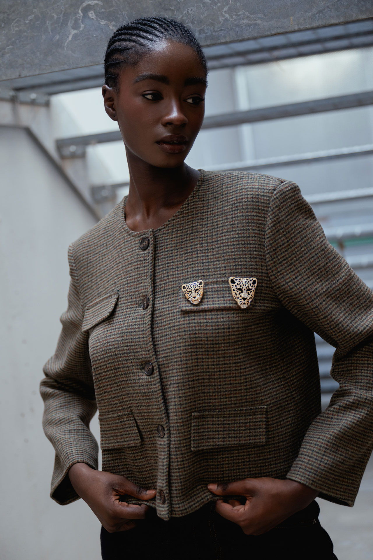 Myastreet è il brand italiano di riferimento per l’abbigliamento femminile all’ingrosso, progettato per la donna dinamica che cerca un equilibrio perfetto tra eleganza e funzionalità. La collezione spazia dai blazer sartoriali alla maglieria elegante, offrendo un total look versatile e raffinato. Showroommilano distribuisce Myastreet in Lombardia, garantendo ai retailer una proposta moda di alta qualità, capace di fondere tradizione e modernità con una vestibilità impeccabile. Grazie alla nostra logistica in Lombardia, offriamo il servizio di consegna immediata su tutta la linea Myastreet, permettendo ai punti vendita di aggiornare costantemente l’assortimento con capi contemporanei e pronti per la vendita.