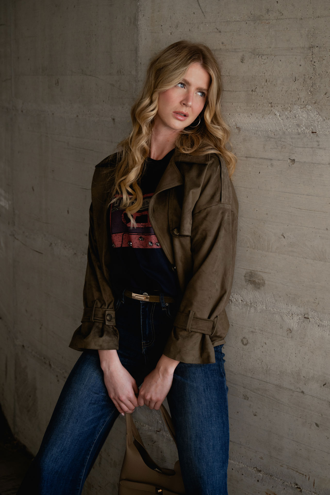 Myastreet è il brand italiano di riferimento per l’abbigliamento femminile all’ingrosso, progettato per la donna dinamica che cerca un equilibrio perfetto tra eleganza e funzionalità. La collezione spazia dai blazer sartoriali alla maglieria elegante, offrendo un total look versatile e raffinato. Showroommilano distribuisce Myastreet in Lombardia, garantendo ai retailer una proposta moda di alta qualità, capace di fondere tradizione e modernità con una vestibilità impeccabile. Grazie alla nostra logistica in Lombardia, offriamo il servizio di consegna immediata su tutta la linea Myastreet, permettendo ai punti vendita di aggiornare costantemente l’assortimento con capi contemporanei e pronti per la vendita.