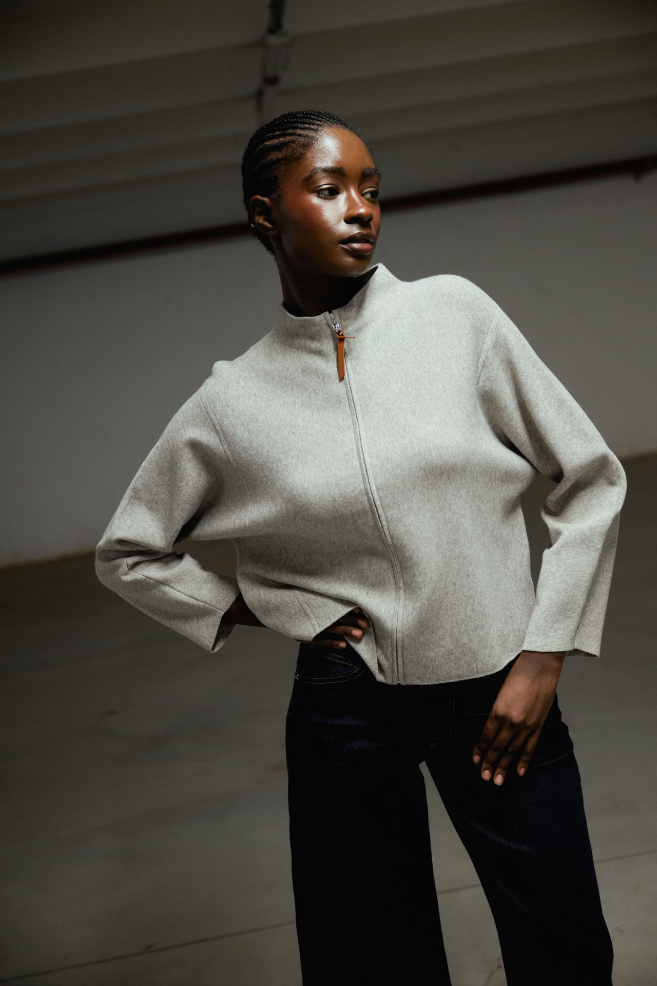Myastreet è il brand italiano di riferimento per l’abbigliamento femminile all’ingrosso, progettato per la donna dinamica che cerca un equilibrio perfetto tra eleganza e funzionalità. La collezione spazia dai blazer sartoriali alla maglieria elegante, offrendo un total look versatile e raffinato. Showroommilano distribuisce Myastreet in Lombardia, garantendo ai retailer una proposta moda di alta qualità, capace di fondere tradizione e modernità con una vestibilità impeccabile. Grazie alla nostra logistica in Lombardia, offriamo il servizio di consegna immediata su tutta la linea Myastreet, permettendo ai punti vendita di aggiornare costantemente l’assortimento con capi contemporanei e pronti per la vendita.